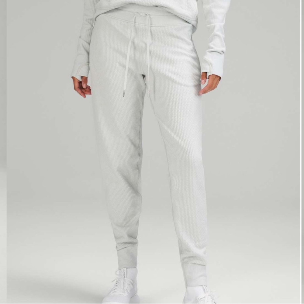 Lululemon Engineered Warmth Relaxed Fit Jogger Vapor/White Size 6